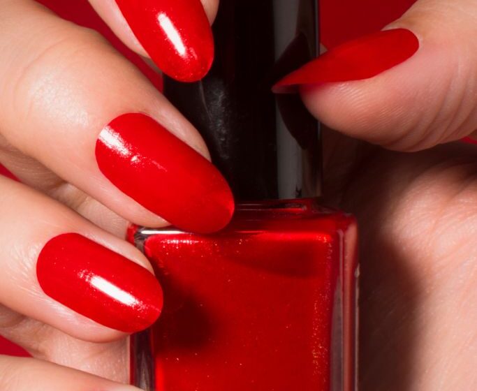 5 Oval Red Acrylic Nails Designs 2026